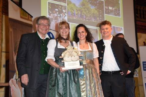 Dr Thomas Goppel Lieblingsbiergarten ueber 500 Plaetze Rina Den Drijver Waldgasthof Buchenhain Baierbrunn Dr Ursula Zimmermann Organisatorin Stefan Kastner Waldgasthof Buchenhain Baierbrunn Muenchen 18.02.19 Hofbraeuhaus Bayerischer Wirtshauskultur Preisverleihung Fuer Lieblingsbiergarten und Bayerischer Stammtischbruder 2019 Wettbewerb Wirtshaus