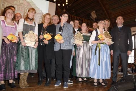 Preistraegerinnen mit Hubert Aiwanger Minister Muenchen 18.02.19 Hofbraeuhaus Bayerischer Wirtshauskultur Preisverleihung Fuer Lieblingsbiergarten und Bayerischer Stammtischbruder 2019 Wettbewerb Wirtshaus