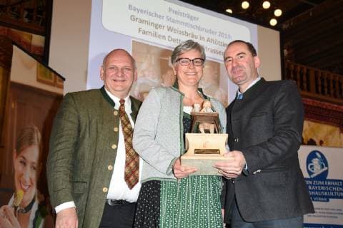 Franz Bergmueller Wirt Wirtshaus Kultur Vorsitzender Bayerischer Stammtischbruder 2019 Gewinner Sabine Detter Graminger Weissbraeu Altoetting Mit Hubert Aiwanger Minister Muenchen 18.02.19 Hofbraeuhaus Bayerischer Wirtshauskultur Preisverleihung Fuer Lieblingsbiergarten und Bayerischer Stammtischbruder 2019 Wettbewerb Wirtshaus