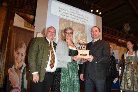 Franz Bergmueller Wirt Wirtshaus Kultur Vorsitzender Bayerischer Stammtischbruder 2019 Gewinner Sabine Detter Graminger Weissbraeu Altoetting Mit Hubert Aiwanger Minister Muenchen 18.02.19 Hofbraeuhaus Bayerischer Wirtshauskultur Preisverleihung Fuer Lieblingsbiergarten und Bayerischer Stammtischbruder 2019 Wettbewerb Wirtshaus