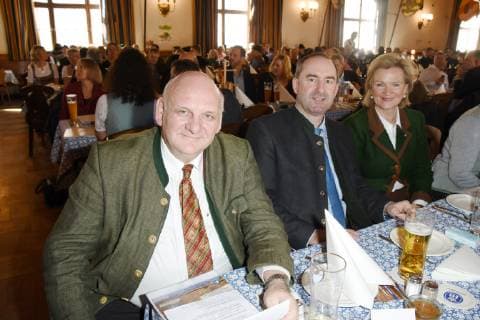 Franz Bergmueller Wirt Bayerische Wirtshauskultur Vorsitzender Hubert Aiwanger Minister Angela Inselkammer Muenchen 18.02.19 Hofbraeuhaus Bayerischer Wirtshauskultur Preisverleihung Fuer Lieblingsbiergarten und Bayerischer Stammtischbruder 2019 Wettbewerb Wirtshaus