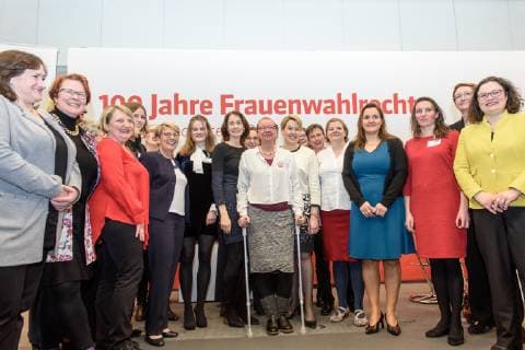 Die SPD-Bundestagsfraktion feiert den 100. Jahre Frauenwahlrecht Deutschland, Berlin - 18 02 2019: Veranstaltung der SPD-Bundestagsfraktion zu 100 Jahre Frauenwahlrecht – Unser Ziel ist Parität und Verleihung des Marie-Juchacz-Preises 2019. Im Bild ist ein Gruppenfoto vor Beginn der Veranstaltung mit Katarina Barley (Bundesministerin der Justiz und für Verbraucherschutz, SPD), Andrea Nahles (Vorsitzende der SPD-Bundestagsfraktion, Bundesministerin für Arbeit und Soziales) und Franziska Giffey (Bundesministerin für Familie, Senioren, Frauen und Jugend, SPD) zu sehen. Berlin Bundestag Berlin Deutschland
