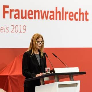 Die SPD-Bundestagsfraktion feiert den 100. Jahre Frauenwahlrecht Deutschland, Berlin - 18 02 2019: Veranstaltung der SPD-Bundestagsfraktion zu 100 Jahre Frauenwahlrecht – Unser Ziel ist Parität und Verleihung des Marie-Juchacz-Preises 2019. Im Bild ist Esther Schweins zu sehen. Berlin Bundestag Berlin Deutschland
