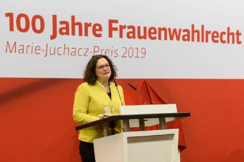 Die SPD-Bundestagsfraktion feiert den 100. Jahre Frauenwahlrecht Deutschland, Berlin - 18 02 2019: Veranstaltung der SPD-Bundestagsfraktion zu 100 Jahre Frauenwahlrecht – Unser Ziel ist Parität und Verleihung des Marie-Juchacz-Preises 2019. Im Bild ist Andrea Nahles (Vorsitzende der SPD-Bundestagsfraktion, Bundesministerin für Arbeit und Soziales) zu sehen. Berlin Bundestag Berlin Deutschland