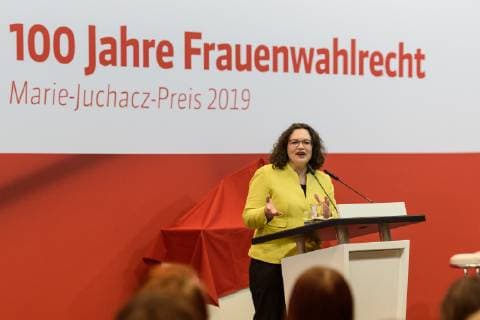 Die SPD-Bundestagsfraktion feiert den 100. Jahre Frauenwahlrecht Deutschland, Berlin - 18 02 2019: Veranstaltung der SPD-Bundestagsfraktion zu 100 Jahre Frauenwahlrecht – Unser Ziel ist Parität und Verleihung des Marie-Juchacz-Preises 2019. Im Bild ist Andrea Nahles (Vorsitzende der SPD-Bundestagsfraktion, Bundesministerin für Arbeit und Soziales) zu sehen. Berlin Bundestag Berlin Deutschland