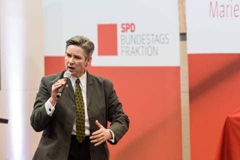 Entertainment Bilder des Tages Die SPD-Bundestagsfraktion feiert den 100. Jahre Frauenwahlrecht Deutschland, Berlin - 18 02 2019: Veranstaltung der SPD-Bundestagsfraktion zu 100 Jahre Frauenwahlrecht – Unser Ziel ist Parität und Verleihung des Marie-Juchacz-Preises 2019. Im Bild ist Sigrid Grajek (Schauspielerin) zu sehen. Berlin Bundestag Berlin Deutschland