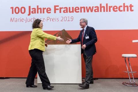 Die SPD-Bundestagsfraktion feiert den 100. Jahre Frauenwahlrecht Deutschland, Berlin - 18 02 2019: Veranstaltung der SPD-Bundestagsfraktion zu 100 Jahre Frauenwahlrecht – Unser Ziel ist Parität und Verleihung des Marie-Juchacz-Preises 2019. Im Bild wollen sich Wilhelm Schmidt (Präsident der Arbeiterwohlfahrt e.V., AWO) und Andrea Nahles (Vorsitzende der SPD-Bundestagsfraktion, Bundesministerin für Arbeit und Soziales) die Hände schütteln. Berlin Bundestag Berlin Deutschland