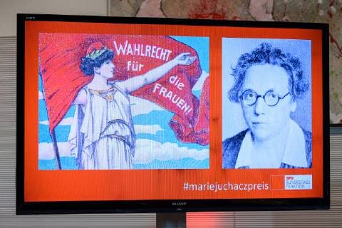 Die SPD-Bundestagsfraktion feiert den 100. Jahre Frauenwahlrecht Deutschland, Berlin - 18 02 2019: Veranstaltung der SPD-Bundestagsfraktion zu 100 Jahre Frauenwahlrecht – Unser Ziel ist Parität und Verleihung des Marie-Juchacz-Preises 2019. Im Bild ist ein Monitor mit dem Veranstaltungsmotto Wahlrecht für die Frauen zu sehen. Berlin Bundestag Berlin Deutschland