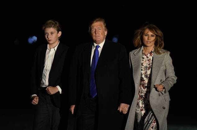 News Themen der Woche KW08 News Bilder des Tages U.S. President Donald Trump, first lady Melania Trump and Barron Trump arrive back at the White House February 18, 2019, in Washington, DC.  WAX20190218201 OLIVIERxDOULIERY