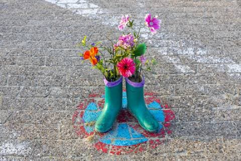 Nordseeinsel Langeoog, Ostfriesland, Niedersachsen, Stiefel mit Blumen, Dekoration, Kunstaktion, auf einem Strandweg, Gummistiefel, *** North Sea island Langeoog Ostfriesland Lower Saxony boots with flowers decoration art action on a beach path rubber boots