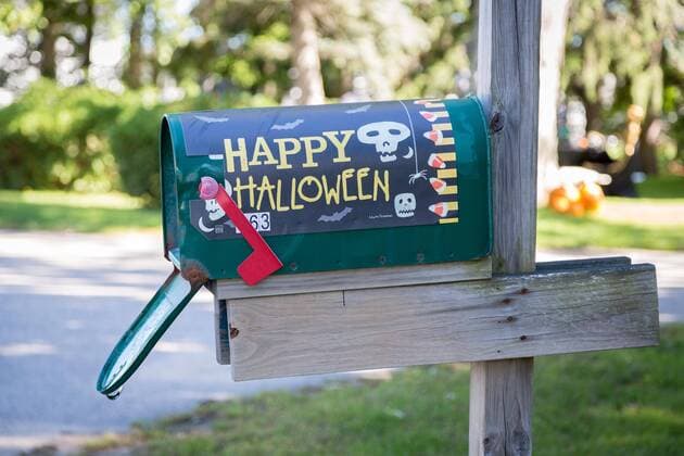 Briefkasten mit Halloween Aufschrift, Maine, USA, Nordamerika Copyright: imageBROKER/MarcxRasmus iblmra04808116.jpg