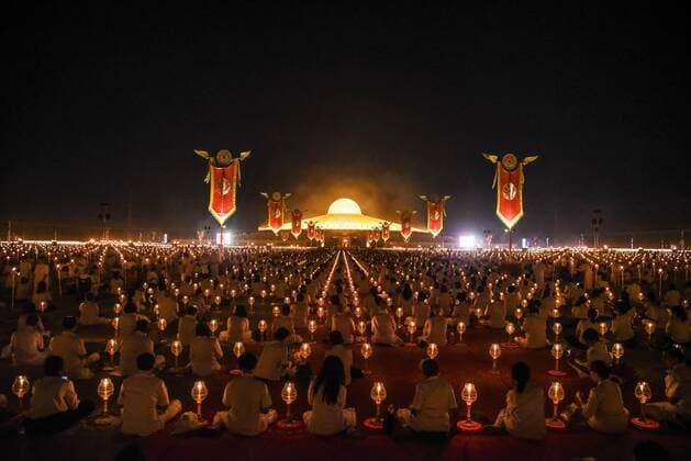 News Themen der Woche KW08 News Bilder des Tages Thailand: Makha Bucha Day Ceremony Buddhist monks hold candles as they walking around the Buddha Statue during a ceremony to commemorate Makha Bucha Day at Wat Phra Dhammakaya Temple in Pathum Thani province during Thai people celebrate the buddhist festival of clockwise circumambulation and Makha Bucha lantern lighting ceremony at Dhammakaya Temple on Makha Bucha Day during the third lunar moon, where around 1250 monks gathered to be ordained by the Buddha and hundreds thousands of devotees holding lanterns. Pathum Thani Thailand  VichanxPoti