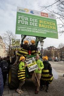 Aktion Rettet die Bienen, Im Vorfeld des runden Tisch von Ministerpräsident Markus Söder mit den Vertreterinnen und Vertretern des Volksbegehren Artenvielfalt gab es am 20.2.2019 eine kleine Aktion vor der Bayerischen Staatskanzlei in München. München Bayern Germany Staatskanzlei *** Aktion Rettet die Bienen In the run-up to the round table of Prime Minister Markus Söder with the representatives of the petition for a referendum on biodiversity, there was a small action on 20 2 2019 in front of the Bavarian State Chancellery in Munich Munich Bavaria Germany State Chancellery