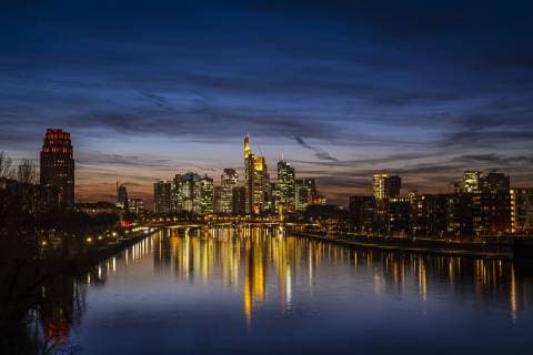 xovx, Reise Architektur, Frankfurt am Main emspor, v.l. Blick vom Osthafen auf den Main und die Skyline von Frankfurt, Bankenviertel. Frankfurt am Main