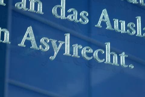 Asylrecht an einer Glaswand Asylrecht an einer Glaswand, 16.02.2019, Mitte, Reichstagufer, Berlin, An einer Glaswand im Parlamentsviertel steht Asylrecht. *** Right of asylum on a glass wall Right of asylum on a glass wall 16 02 2019 Mitte Reichstagufer Berlin Right of asylum on a glass wall in the parliament district