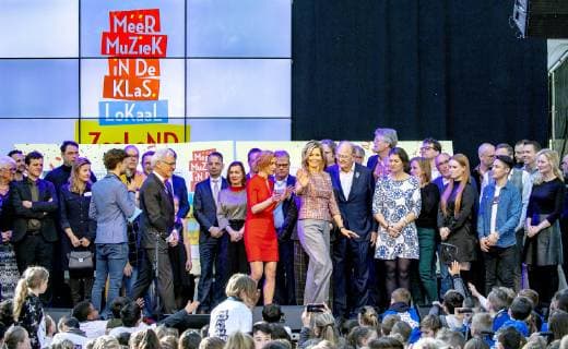 20-02-2019 Music Queen Maxima with Joop and Janine van den Ende and Buddy Vedder and students of the Mytylschool De Sprienke of Goes and De Vliete of Wissenkerke Noord-Beverland and the band Blof during the signing of the local music education cooperation covenant at the Lasloods in Vlissingen.  Copyright: xPPEx
