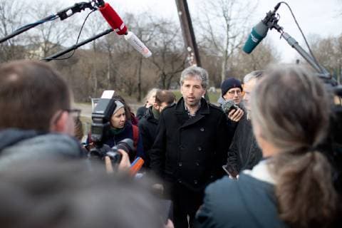 Boris Palmer besucht Görlitzer Park Nach seiner Kritik an Berlin besucht der Tübinger Oberbürgermeister Boris Palmer auf Einladung des CDU-Fraktionsvorsitzenden im Abgeordnetenhaus, Burkhard Dregger begleitet von einem großen Medienaufgebot den Görlitzer Park in Berlin Kreuzberg. Berlin Berlin Deutschland *** Boris Palmer visits Görlitzer Park Following his criticism of Berlin, Tübingens Lord Mayor Boris Palmer visits the Görlitzer Park in Berlin Kreuzberg Berlin Berlin Germany at the invitation of the CDU parliamentary party leader in the House of Representatives Burkhard Dregger, accompanied by a large media presence.