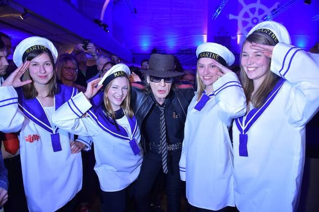 Entertainment Themen der Woche KW08 Entertainment Bilder des Tages Udo Lindenberg, Premiere Volle Fahrt voraus Udo Lindenbeyrg mit Matyrosen Maedchen Ankunft, zur Weltpremiere von Udo Lindenberg, die Doku und Live vom Atlantik, das Konzert - im Westband in Leipzig, 20.02.2019 *** Udo Lindenberg Premiere Full speed ahead Udo Lindenbeyrg with sailors girls arrival to world premiere of Udo Lindenberg the documentary and live from the Atlantic the concert in the Westband in Leipzig 20 02 2019
