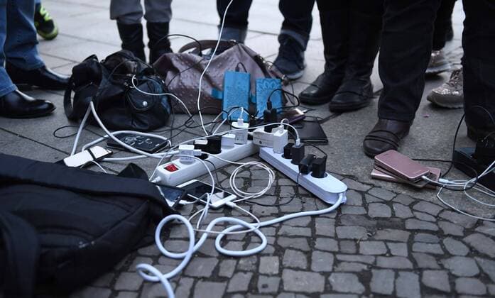 News Themen der Woche KW08 Stromausfall in Berlin-Köpenick nach Bauarbeiten an der Allende-Brücke, Tag 2, im Bild: Menschen stehen in der Altstadt am Rathaus Köpenick am Katastrophenschutz-Wagen des ASB an, während ihre Mobiltelefone laden, 20.02. 2019, Copyright: xMatthiasxKochx