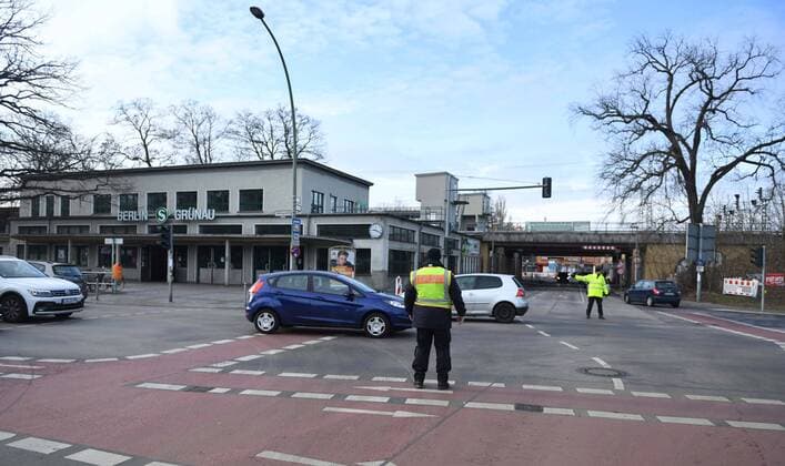 News Themen der Woche KW08 Stromausfall in Berlin-Köpenick nach Bauarbeiten an der Allende-Brücke, Tag 2, im Bild: am S-Bahnhof Grünau fallen die Ampeln aus, Polizei regelt den Verkehr, 20.02. 2019, Copyright: xMatthiasxKochx