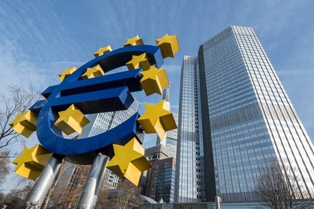 xmhx, v.l. Euro Symbol am Willy Brandt Platz Frankfurt, Euro-Symbol, Eurozeichen Frankfurt am Main *** xmhx v l Euro Symbol at Willy Brandt Platz Frankfurt Euro Symbol Euro Symbol Frankfurt am Main