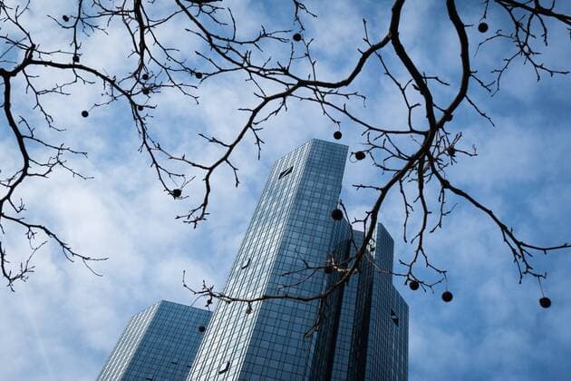 xmhx, v.l. Türme der Deutschen Bank in Frankfurt am Main hinter Zweigen Frankfurt am Main