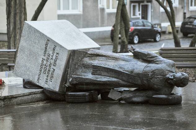 News Themen der Woche KW08 News Bilder des Tages The statue of hugely controversial father Henryk Jankowski gets overthrown The statue of hugely controversial father Henryk Jankowski gets overthrown on February 21, 2019 in Gdansk, Poland. Controvery around Henryk Jankowski started in the end of 2018 after Gazeta Wyborcza published a well documented article about Jankowski molesting for years several underaged children. Jankowski who was a member of Solidarity movement and one of the leading priests supporting that movement in opposition to the communist government in the 1980s, in the late 1990s he became known for his critique of the European Union and for anti-Semitic remarks, and was suspended from preaching for a year. Jankowski had been accused and investigated for pedophilia, but was never convicted. EN_01363478_0008 