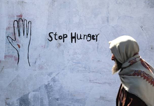 News Themen der Woche KW08 News Bilder des Tages (190221) -- SANAA, Feb. 21, 2019 -- A Yemeni elderly man walks by graffiti showing Stop Hunger on a wall in Sanaa, Yemen, Feb. 21, 2019. A graffiti campaign by Yemeni artists was staged to call for the world s attention on Yemen and the people who are suffering from hunger due to more than four years of war. Mohammed Mohammed) YEMEN-SANAA-GRAFFITI-ANTI-HUNGER nieyunpeng 