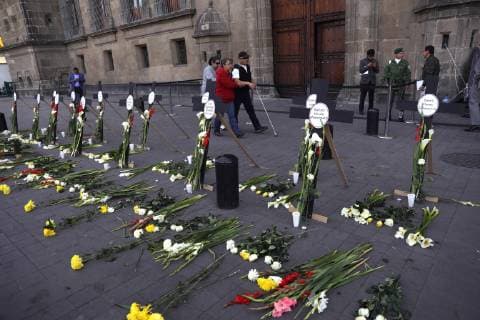 View of crosses and flowers placed by activists during a protest for the murders of human rights defenders and journalists, outside the National Palace, in Mexico City, Mexico, 22 February 2019. The protest is made because of the murders of human rights defenders and journalists in this sexennium, and organized after an armed group killed on Tuesday the social leader and environmental defender Samir Flores, opponent of a work supported by the Federal Government in the municipality of Temoac, in the central state of Morelos. Social groups protest in Mexico for the murder of Human Rights defenders and journalists !ACHTUNG: NUR REDAKTIONELLE NUTZUNG!  Copyright: xSashenkaxGutierrezx AME7121 20190222-636864543698373317