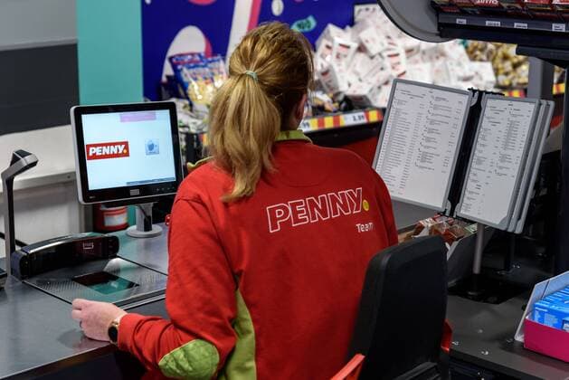 Mitarbeiterin an der Supermarktkasse anlässlich der Vorstellung der Kampagne Kostbares retten gegen Lebensmittelverschwendung in einem PENNY-Markt in der Boxhagener Strasse in Berlin-Friedrichshain snapshot-photography F.Boillot