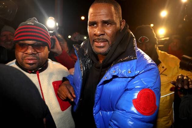 February 22, 2019 - Chicago, IL, USA - R. Kelly turns himself in at 1st District police headquarters in Chicago on Friday, Feb. 22, 2019. Chicago USA - ZUMAm67_ 20190222_zaf_m67_030 Copyright: xChrisxSwedax