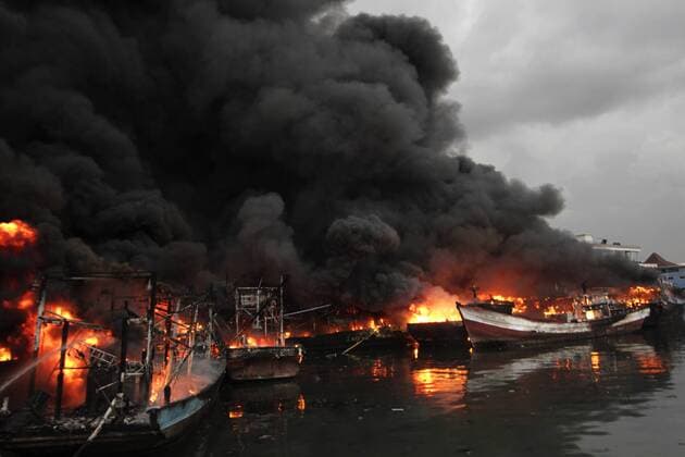 News Themen der Woche KW08 News Bilder des Tages (190223) -- JAKARTA, Feb. 23, 2019 -- Boats are set on fire at Muara Baru Port in Jakarta, Indonesia. Feb. 23, 2019. ) INDONESIA-JAKARTA-PORT MUARA BARU-FIRE Krisnada 