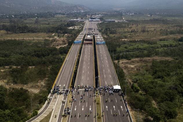 News Themen der Woche KW08 News Bilder des Tages Cucuta, Geschlossene Grenze zu Venezuela Cucuta, Colombia. 23 de febrero de 2019 Imagen aerea del puente Tienditas desde Colombia, donde se encuentran unos contenedores y un camion de combustible bloqueando el ingreso de vehiculos y personas a Venezuela. Javier Torres Aton Chile, Cucuta Colombia Aton_285602 *** Cucuta Colombia February 23, 2019 Aerial image of the Tienditas bridge from Colombia where there are some containers and a fuel truck blocking the entry of vehicles and people to Venezuela Javier Torres Aton Chile Cucuta Colombia Aton 285602  Copyright: JAVIERxTORRES ATONxCHILE