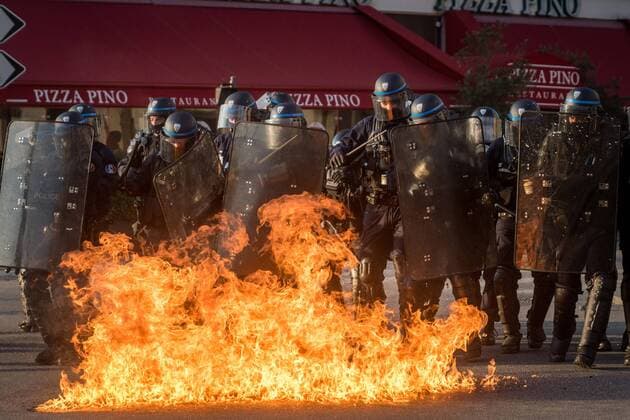 News Themen der Woche KW08 News Bilder des Tages February 23, 2019 - Lyon, France - Fifteenth day of yellow vest mobilization in Lyon, France, on February 23, 2019. The demonstration, which was not declared, quickly turned into a confrontation with the police. A Molotov cocktail was also thrown at the police officers during the demonstration. Lyon France  - ZUMAn230 20190223_zaa_n230_825 Copyright: xNicolasxLiponnex