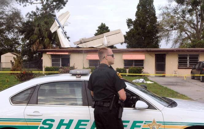 News Themen der Woche KW08 News Bilder des Tages February 24, 2019 - Winter Haven, Florida, United States - February 24, 2019 - Winter Haven, Florida, United States - A deputy sheriff guards the scene where a plane crashed into a home, killing the pilot, 64-year old flight instructor James Wagner, on February 23, 2019 in Winter Haven, Florida. A student pilot in the aircraft and three occupants of the home sustained minor injuries. Winter Haven United States  - ZUMAn230 20190224_zaa_n230_135 Copyright: xPaulxHennessyx