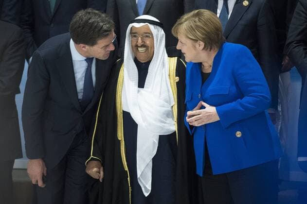 News Themen der Woche KW08 News Bilder des Tages Prime Minister of the Netherlands Mark Rutte (L) and Chancellor of Germany Angela Merkel (R) pictured at the family photo ahead of the EU - League of Arab States summit, in Sharm el-Sheikh, Egypt, Sunday 24 February 2019.  LAURIExDIEFFEMBACQ 05537991