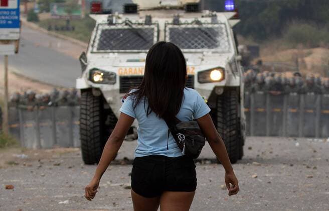 News Themen der Woche KW08 News Bilder des Tages Venezuelans face the Police of the National Guard on the border between Pacaraima, Brazil and Venezuel, on 24 February 2019. Some 20 anti-Chavistas were dispersed this Sunday in the Brazilian border with Venezuela, after provoking Venezuelan agents blocking the border, closed by order of the Government of Nicolás Maduro to prevent the entry of humanitarian aid. EFE Joédson Alves. Venezuelan demonstrators clash with the Bolivarian Natioanl Guard in border with Brazil !ACHTUNG: NUR REDAKTIONELLE NUTZUNG!  Copyright: xJoédsonxAlvesx AME8703 20190224-636866461806971748