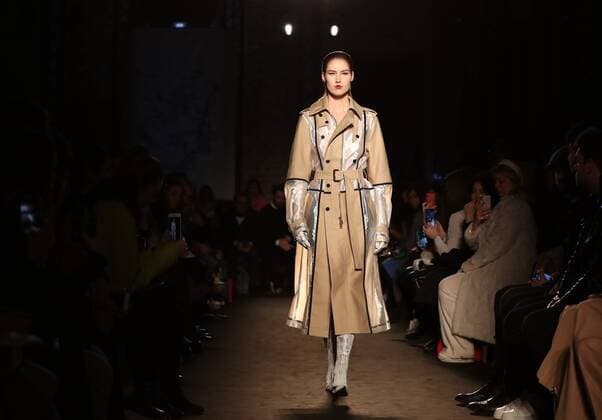 Entertainment Bilder des Tages (190224) -- MILAN, Feb. 24, 2019 -- A model presents a creation of Atsushi Nakashima during Milan Fashion Week Autumn Winter 2019 2020 in Milan, Italy, on Feb. 24, 2019. ) ITALY-MILAN-FASHION WEEK-ATSUSHI NAKASHIMA ChengxTingting 