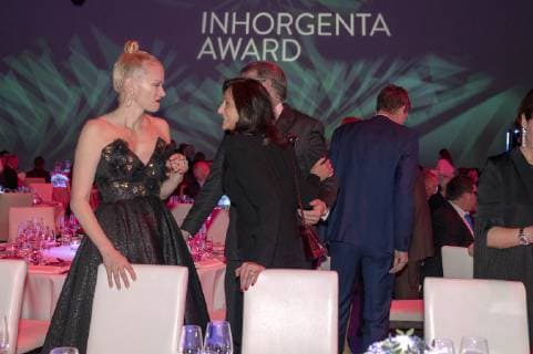 Franziska Knuppe mit Gast bei der Verleihung des 3. Inhorgenta Award 2019 in den Eisbach Studios. München, 24.02.2019