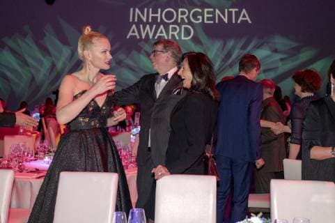 Franziska Knuppe mit Gast bei der Verleihung des 3. Inhorgenta Award 2019 in den Eisbach Studios. München, 24.02.2019