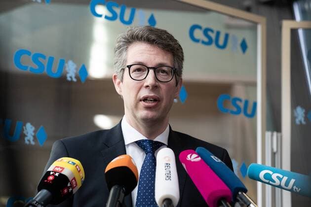 Vorstandssitzung der CSU mit Dieter Kempf, CSU-Generalsekrtär Markus Blume gibt vor der Vorstandssitzung ein Pressestatement. Die Christlich Soziale Union ( CSU ) hat am 25.2.2019 in München eine Vorstandssitzung abgehalten. Zu Gast war der Präsident des Bundesverbands der Deutschen Industrie ( BDI ) Dieter Kempf. München Bayern Deutschland Franz-Josef-Strauß-Haus