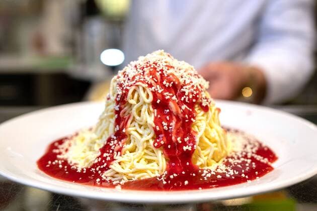 Ein Teller mit Spaghetti-Eis im Eiscafe Intermezzo in Mannheim (Foto vom 18.02.2019). Erfunden wurde das Spaghetti-Eis vor 50 Jahren von dem damals 17-jaehrigen Dario Fontanella in Mannheim. Die Idee bekam Fontanella in Italien, wo er beim Skifahren die italienische Nachspeise Mont Blanc kostete. Dafuer wird Esskastanienpueree durch eine Kartoffelpresse gedrueckt und mit Puderzucker verziert. Das probierte er kurzerhand in den Osterferien 1969 in der Eisdiele seines Vaters in Mannheim mit Eis. Fuer seine Kreation drueckte Fontanella Vanilleeis durch eine Spaetzlepresse, garniert wurde es mit Erdbeersauce und weissen Schokostueckchen. Damals ahnte niemand, dass seine Erfindung zum Lieblingseis der Deutschen werden wuerde. (Siehe epd-Feature vom 25.02.2019) Vor 50 Jahren erfand der Mannheimer Dario Fontanella das Spaghetti-Eis *** A plate Copyright: epd-bild ThomasxLohnes EDITORIAL USE ONLY