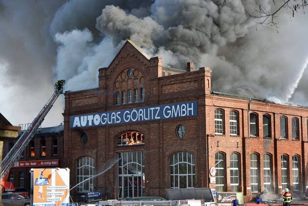 News Themen der Woche KW09 News Bilder des Tages Görlitz - Industrie-Halle steht in Vollbrand: Rauchwolke kilometerweit sichtbar Görlitz, Reichenbacher Straße 25.02.2019 gegen 14:00 Uhr Am Montagnachmittag geriet ein Gebäude auf einem Betriebsgelände an der Reichenbacher Straße in Görlitz in Brand. Eingesetzte Kräfte der Wachpolizei und des Streifendienstes sperrten umgehend die Straßen am Kreisverkehr Wiesbadener Straße und am Abzweig Rauschwalder Straße, um der Feuerwehr eine behinderungsfreie Löschung des Feuers zu ermöglichen und um eine Gefährdung Dritter auszuschließen. Derzeit kann nicht gesagt werden, ob jemand verletzt wurde oder was Ursache des Feuers war. (PD Görlitz) Die Feuerwehr setzt eine Drohne ein, ein Polizeihubschrauber verschafft sich eine Lage aus der Luft. Feuerwehren der gesamten Region sind teilweise aus mehr als 40 Kilometern Entfernung an die Copyright: xLausitzNews.de TonixLehderx