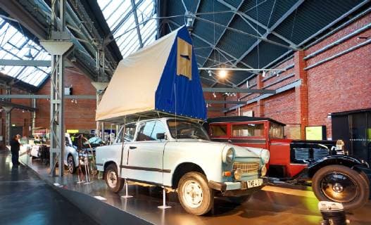 Sachsen Chemnitz Industriemuseum - hier Zeugnisse der Automobilindustrie ein Trabant 601 mit Dachzelt 240219 *** Saxony Chemnitz Industrial Museum here testimonies of the automotive industry a Trabant 601 with roof tent 240219