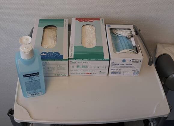 Hygiene,Sauberkeit,Desinfektion,Desinfektionsmittel,Mundschutz,Schutzhandschuhe,Schutzkleidung.Hinweisschild in einem Krankenhaus mit dem Schriftzug Schutzmassnahmen mit Mund-Nasen-Schutz,fotografiert am 25.02.2019. Â