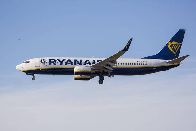 Eine Boeing 737 - 8AS ( EI - EGA ) der Fluggesellschaft Ryanair landet am 24. Februar 2019 auf dem Hamburg Airport Helmut Schmidt ( HAM ). Flughafen Hamburg: Flugzeuge im Landeanflug