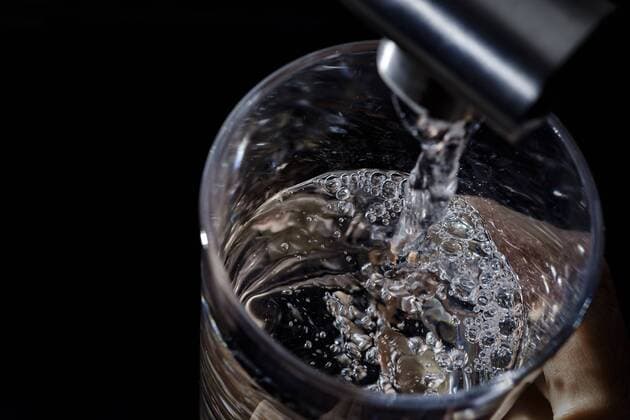 Symbolfoto: Wasser fliesst aus einem Wasserhahn in ein Glas. Berlin, 24.02.2019. Berlin Deutschland *** Symbol photo Water flows from a tap into a glass Berlin 24 02 2019 Berlin Germany Copyright: xThomasxTrutschel photothek.netx