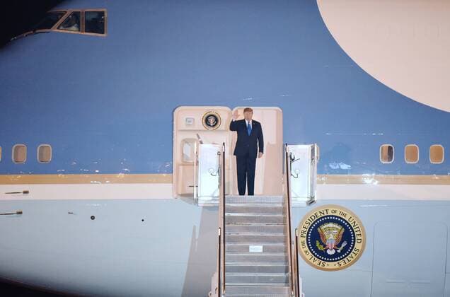 News Themen der Woche KW09 News Bilder des Tages (190226) -- HANOI, Feb. 26, 2019 (Xinhua) -- U.S. President Donald Trump disembarks from Air Force One in Hanoi, Vietnam, Feb. 26, 2019. U.S. President Donald Trump arrived in Vietnam s capital Hanoi on Tuesday night to meet with Kim Jong Un, top leader of the Democratic People s Republic of Korea. (Xinhua Wang Shen) VIETNAM-HANOI-SUMMIT-TRUMP-ARRIVAL 