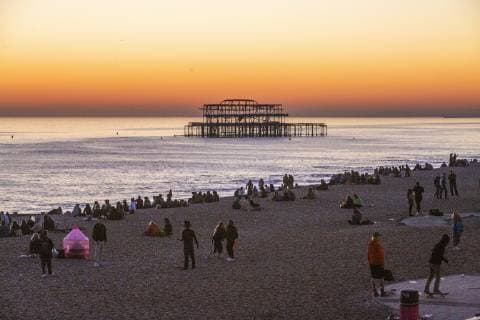 February 26, 2019 - Brighton, East Sussex, United Kingdom - Brighton, UK. Members of the public take to the beach in Brighton and Hove to watch the murmurations as thousands of starlings take to the sky over the Brighton Palace Pier before descending to roost for the night on the legs underneath the Brighton and Hove seaside pier. Brighton United Kingdom  - ZUMAl94_ 20190226_zaf_l94_092 Copyright: xHugoxMichielsx