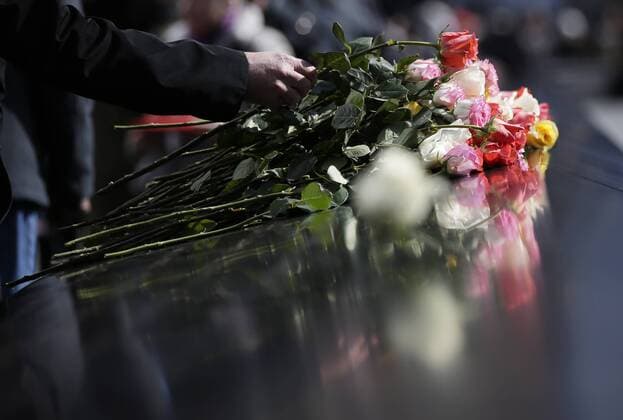 News Themen der Woche KW09 News Bilder des Tages Mourners react when they lay flowers at the Reflecting Pools at the annual remembrance ceremony at the National September 11 Memorial & Museum to commemorate the 26th anniversary of the 1993 World Trade Center bombing that killed six and injured over 1,000 on February 26, 2019 in New York City. As part of the ceremony, family members of the victims read aloud their names and place roses at their names on the Memorial.  NYP20190226127 JOHNxANGELILLO